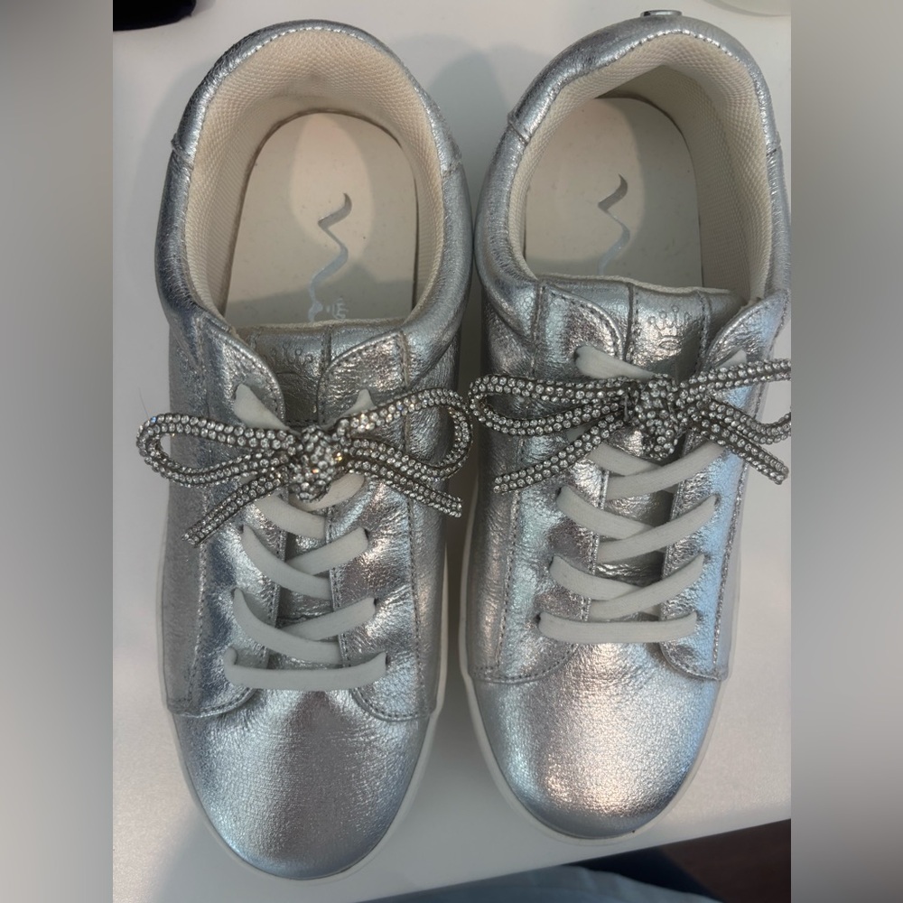 NWOT NINA GIRLS SIZE 2 Silver Sneakers with Rhinestone Bow